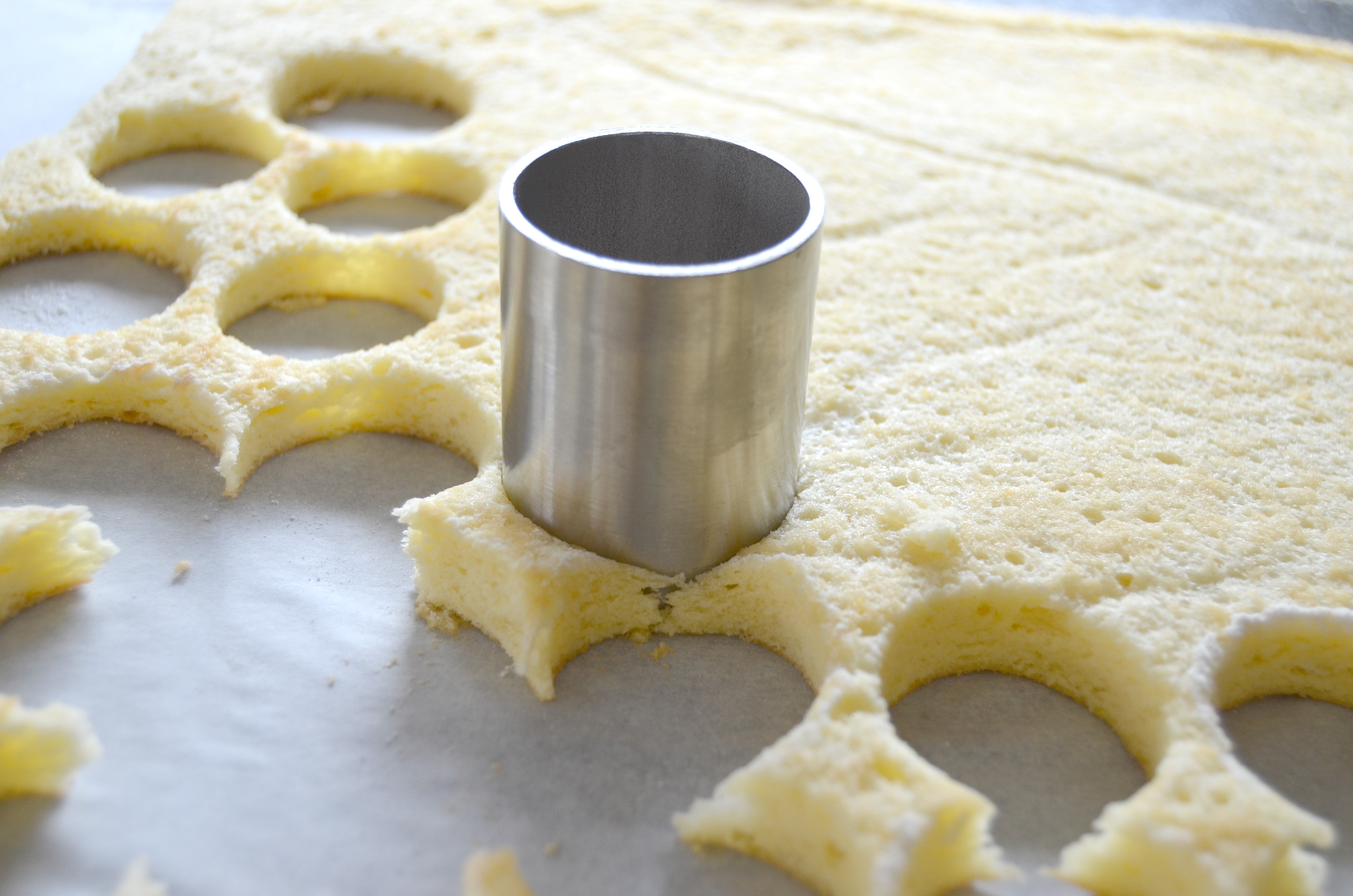 Petit-Fours & Punschkrapferl Formen rund mit Stößel – Perfekte Mini-Desserts