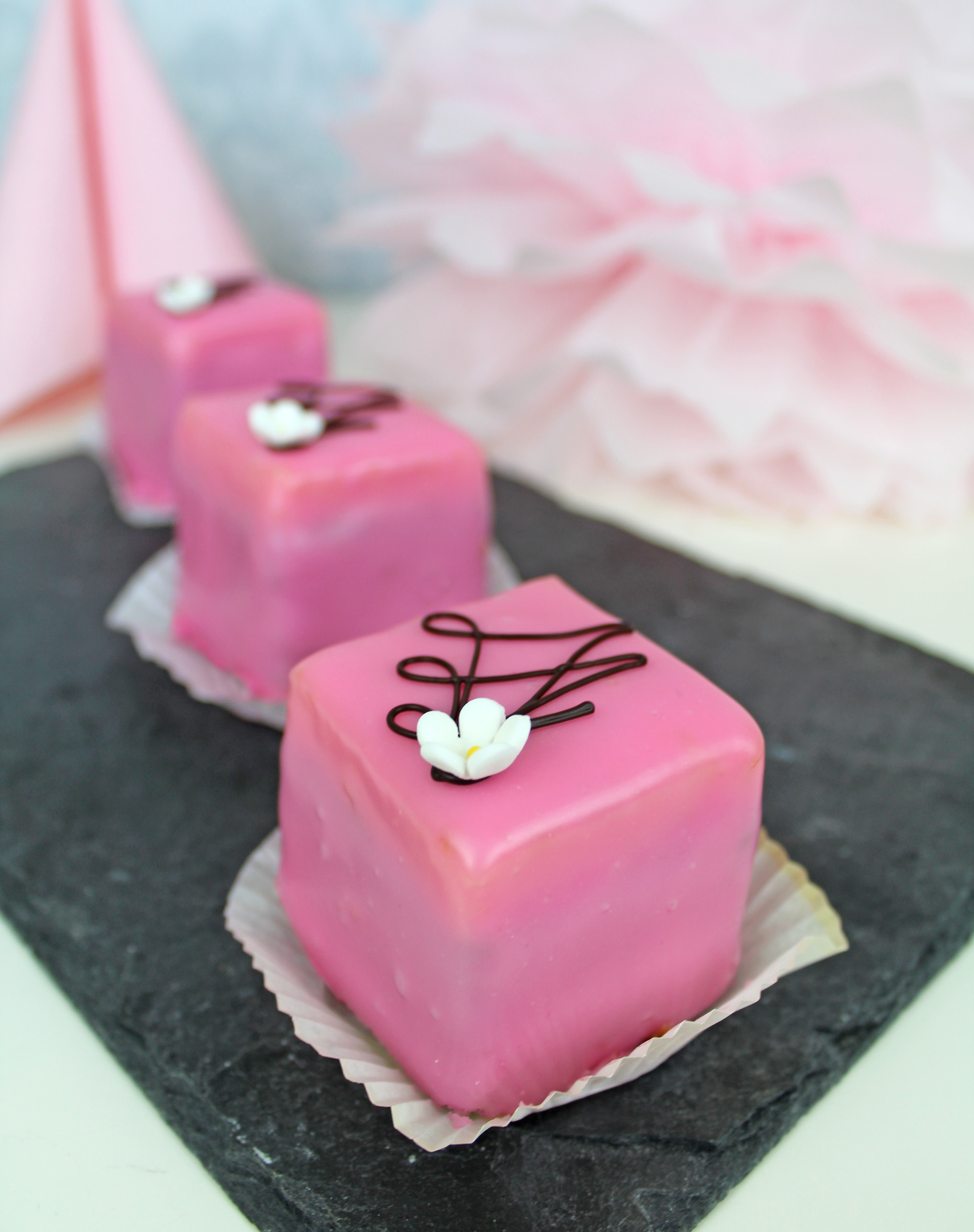 Punschkrapfen & Petit-Four Formen eckig mit Stößel – Präzise Formen für Gebäck