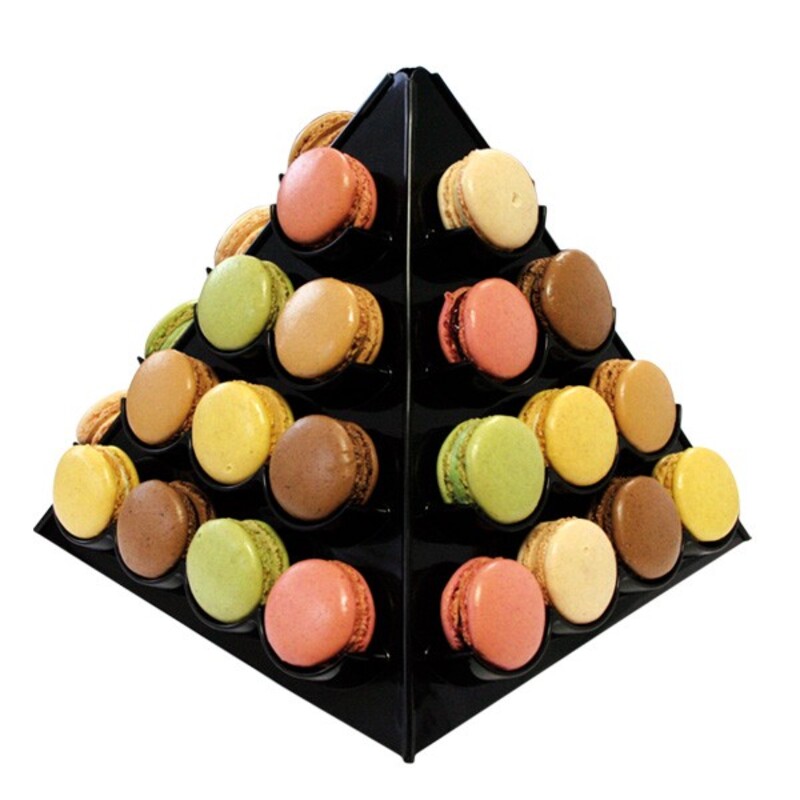 Schwarze Macaron-Pyramide