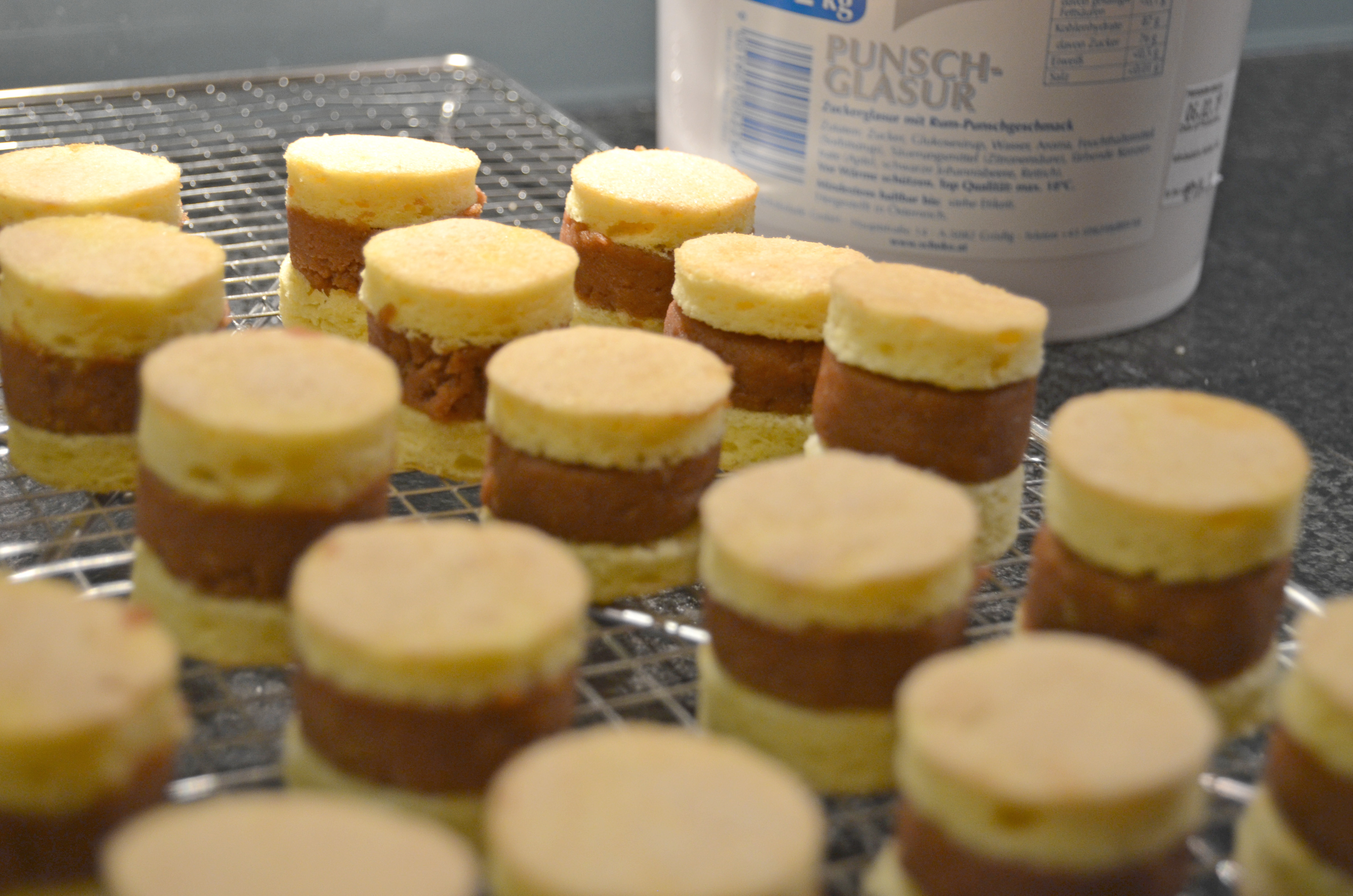 Petit-Fours & Punschkrapferl Formen rund mit Stößel – Perfekte Mini-Desserts