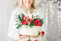 Goldener Caketopper 50 als Tortendeko zum 50. Geburtstag auf weißer Torte