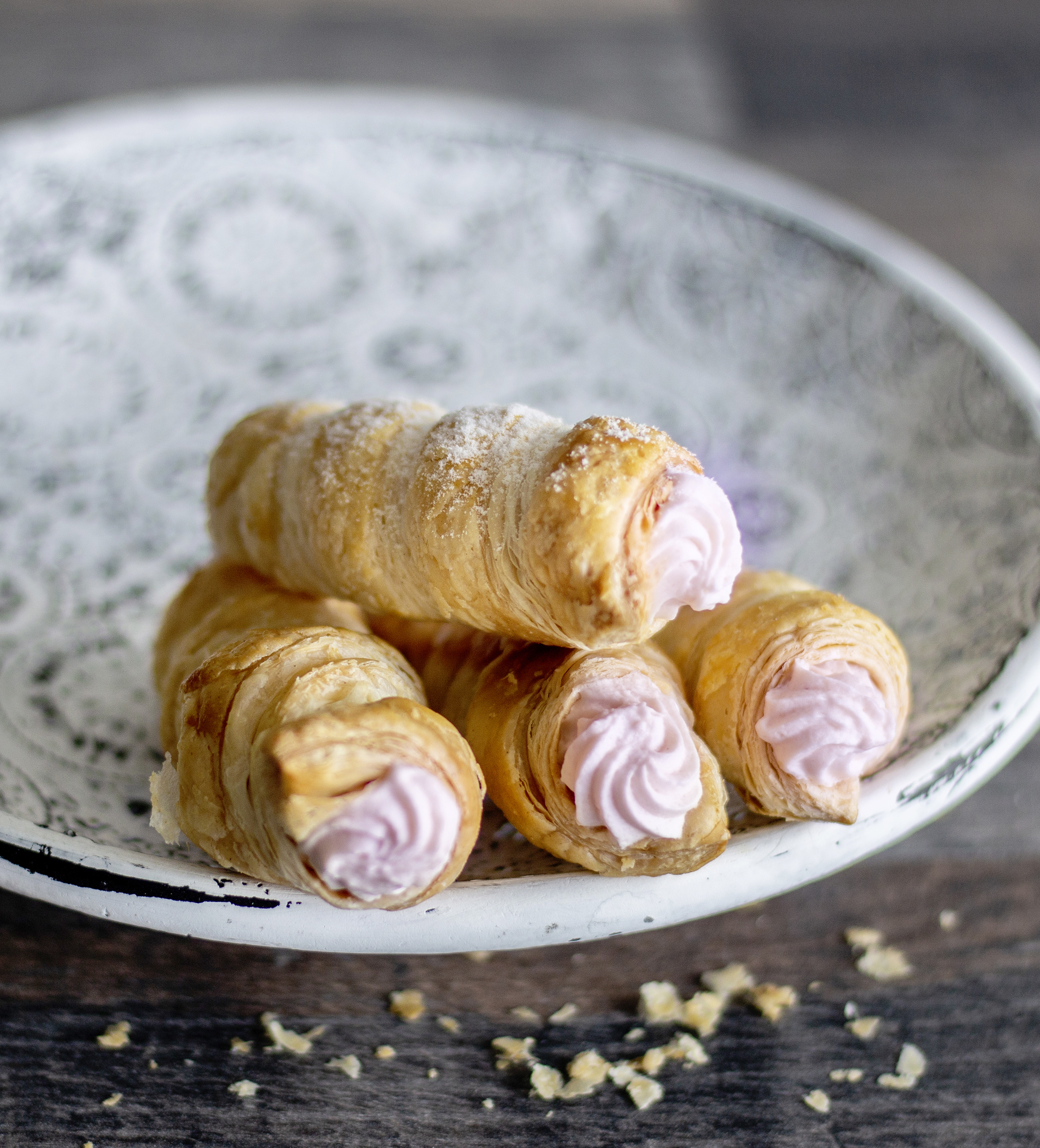 Schaum- und Käseröllchen